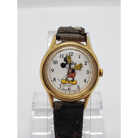 Disney Mickey Mouse watch. V515-6080